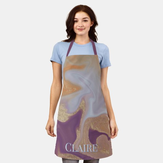 抽象芸術モダンアルコールインクパープル&金ゴールドモノグラム エプロン (着用した状態)