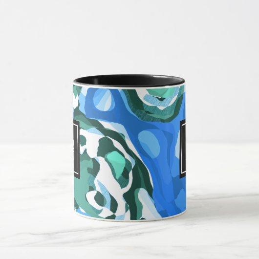 抽象芸術モダンアートコラージモノグラムイニシャルブルー マグカップ (中央)