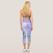 抽象芸術モダンフラクタルアートラベンダーブルー カプリレギンス (裏面)