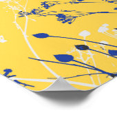 抽象芸術モダンブルーワイルドフラワーオンマスタードイエロー ポスター (角)