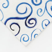 抽象芸術ライトからダークブルーのカーブパターン フリースブランケット (角)