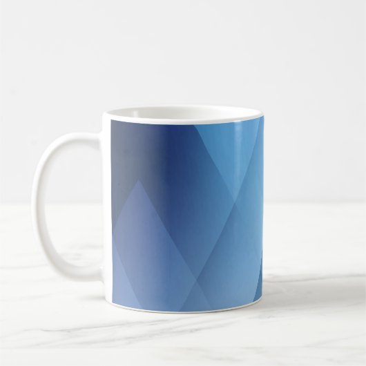 抽象芸術ライトの背景青い三角形のパターン。 コーヒーマグカップ (左)