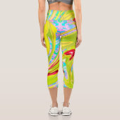 抽象芸術レッドローズオンイエローとアクアスワール カプリレギンス (裏面)