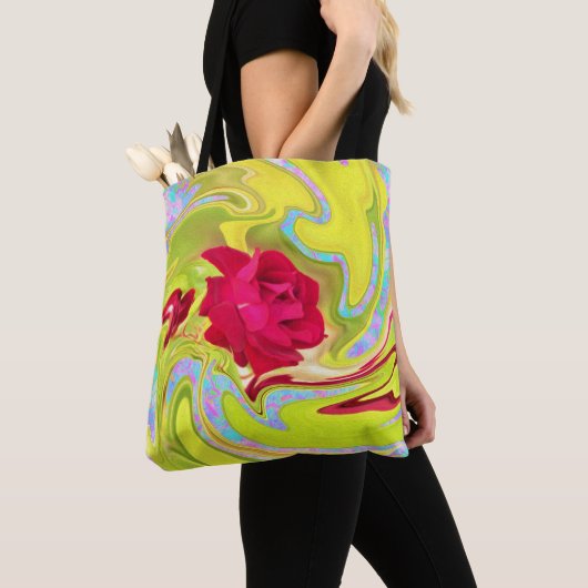 抽象芸術レッドローズオンイエローとアクアスワール トートバッグ (クローズアップ)