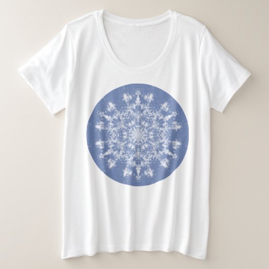 抽象芸術レースのようのブルーバックグラウンドでのフラクタル雪片 プラスサイズTシャツ (デザイン正面)