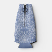 抽象芸術レースのようフラクタル雪片パターン（青） ボトルクーラー (裏面)