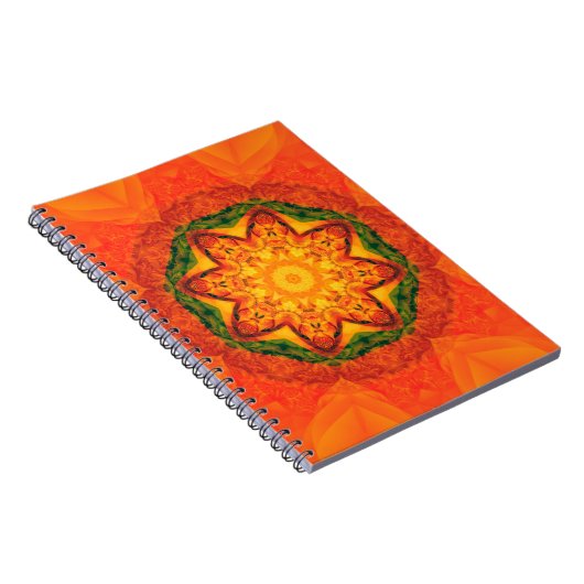 抽象芸術万華鏡のように千変万化するパターンオレンジの背景。美しい ノートブック (右側)