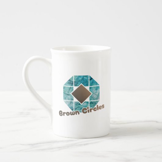 抽象芸術八角形、茶色の正方形と反対側のCi ボーンチャイナマグカップ (左)