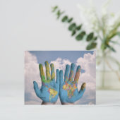 抽象芸術写真アートの世界地図が手に ポストカード (スタンド正面)