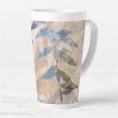 抽象芸術層葉の – 青と中性 カフェラテマグ (右アングル)