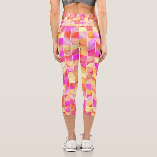 抽象芸術幾何学赤ピンクイエローモザイクパターン カプリレギンス (裏面)