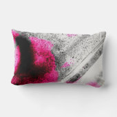 抽象芸術明るい赤紫色、グレーと黒の木目写真アート ランバークッション (裏面)