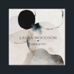 抽象芸術水彩形状セラピスト名刺 スクエア名刺<br><div class="desc">抽象芸術自然の穏やかな水色の形セラピストの名刺エレガントは、白とクリームグレーの柔らかい半透明の色と素敵なスクリプトシグネチャーであなたの名前で、小文字のシックなセリフの書体と対照的に。穏やかな雰囲気のために。</div>