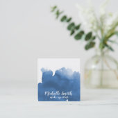 抽象芸術水色ブルーカラスプラッシュブラシストローク スクエア名刺 (スタンド正面)
