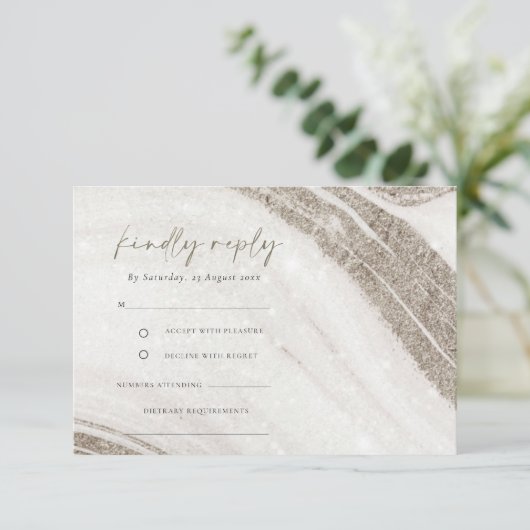 抽象芸術淡い色の金ゴールド大理石瑪瑙ウェディングRSVP エンクロージャーカード (スタンド正面)