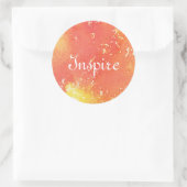 抽象芸術絵を描手水色の背景。 ラウンドシール (バッグ)