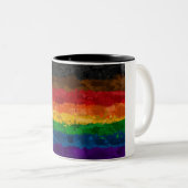抽象芸術絵を描(ばちゃばちゃ)跳ねるインクルーシブレインボーフラグ ツートーンマグカップ (正面右)