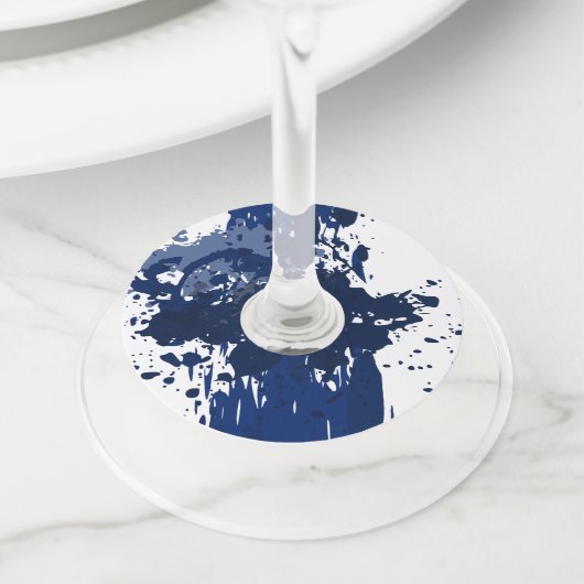 抽象芸術絵を描(ばちゃばちゃ)跳ねるブルー結婚ズ ワイングラスタグ (クローズアップ)