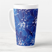 抽象芸術花デイジーブルーホワイトデイジーフローラ カフェラテマグ (左アングル)