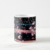 抽象芸術芸術的（濃い灰色とピンクの背景） コーヒーマグカップ (中央)