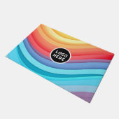 抽象芸術鮮やか虹の波 | ロゴの追加 ドアマット (アングル)