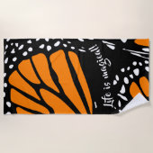 抽象芸術（昆虫）オオカバマダラ、モナークバタフライウィング – 人生は魔法だ！ ビーチタオル (正面)