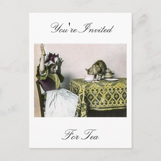 招かれないゲストの悪い子猫のヴィンテージのお茶会の女の子 インビテーションポストカード (正面)