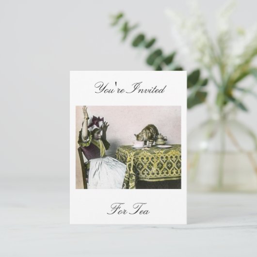 招かれないゲストの悪い子猫のヴィンテージのお茶会の女の子 インビテーションポストカード (スタンド正面)