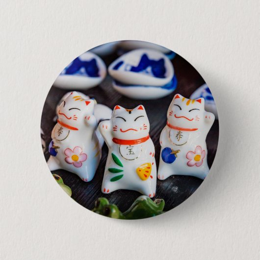 招き猫フィギュア 缶バッジ (正面)