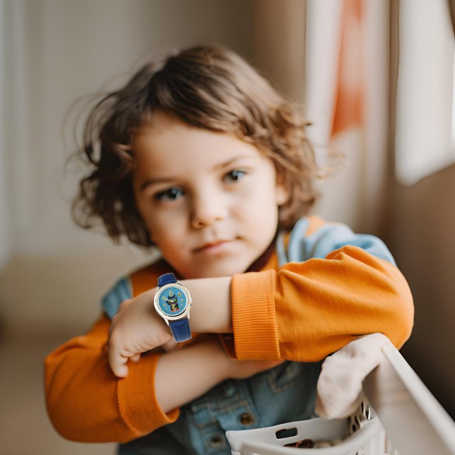 招き猫ラッキーポルーウウォッチ 腕時計 (A boy shows a Maneki Neko Lucky Poilue Watch. )