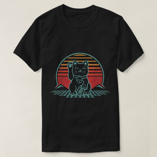 招き猫ラッキー日本のキャットレトロエステティックカー Tシャツ (デザイン正面)