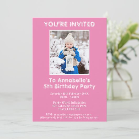 招待されましたの名前とフォトピンクの誕生日パーティー 招待状 (スタンド正面)