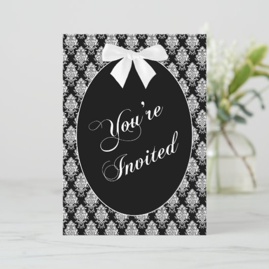 招待されました、白/黒のダマスクパターン、楕円 招待状 (スタンド正面)