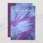 招待を結婚するエレガントで青い紫色の花模様 招待状 (正面/裏面)