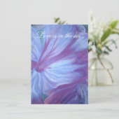 招待を結婚するエレガントで青い紫色の花模様 招待状 (スタンド正面)