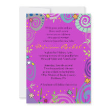 招待状を示している大自然のユダヤ人のベビー