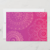 招待状を示しているHAMSA手の紫色のピンクのベビー 招待状 (裏面)