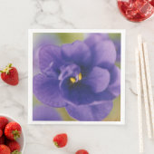 拡大された青いセントポーリアの花 (インサイチュ)
