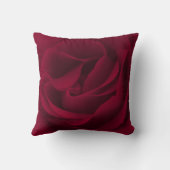 拡大されるバーガンディのバラ クッション (裏面)