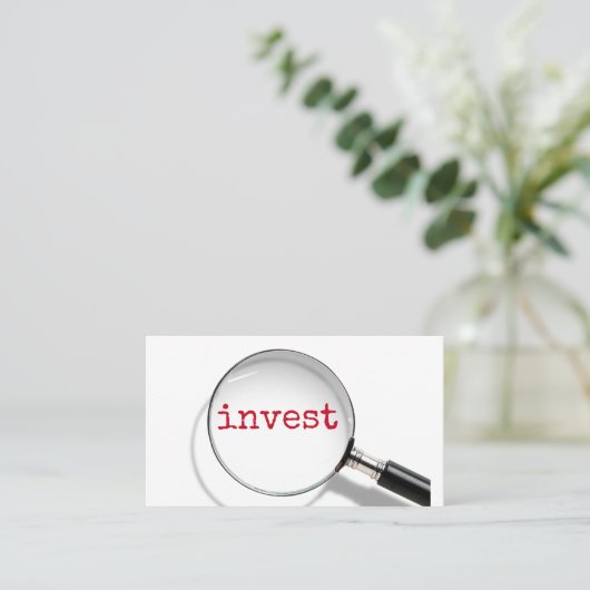 拡大鏡の下に文字を投資する 名刺 (スタンド正面)