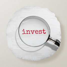 拡大鏡の下の「Invest」テキスト ラウンドクッション