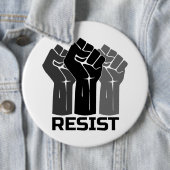 拳で抵抗 – 黒0003 缶バッジ (インサイチュ)