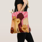 拳を挙げた女性の手 トートバッグ (クローズアップ)