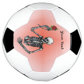 持ち上げた手の茎に赤いバラを保持するスケルトン サッカーボール (回転)