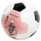 持ち上げた手の茎に赤いバラを保持するスケルトン サッカーボール (3/4)