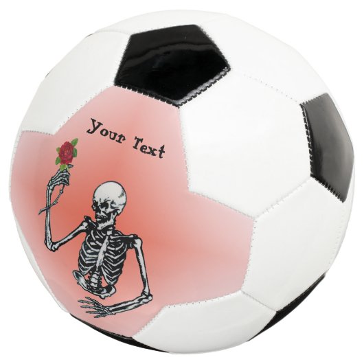 持ち上げた手の茎に赤いバラを保持するスケルトン サッカーボール (3/4)