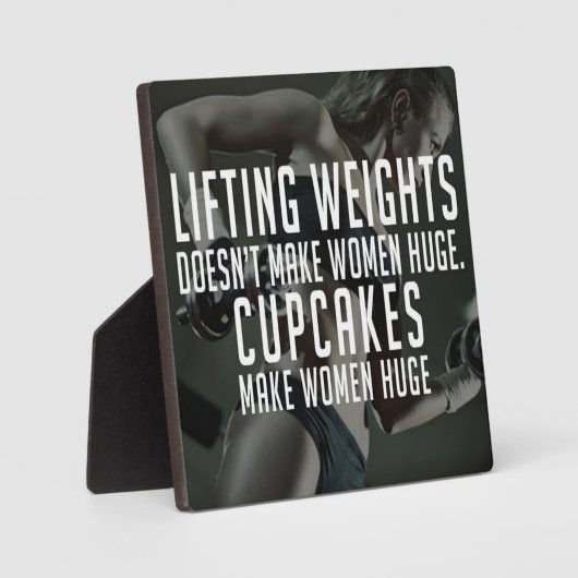 持ち上げvsカップケーキは女性を巨大にする – ジおもしろいム フォトプラーク (正面)