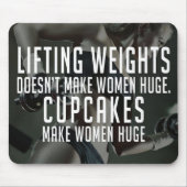 持ち上げvsカップケーキは女性を巨大にする – ジおもしろいム マウスパッド (正面)