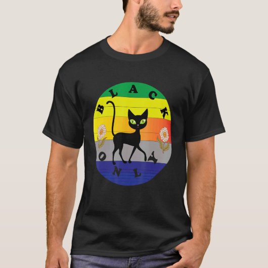 持ち帰りたくなる花だけと戯れる黒猫 Tシャツ (正面)