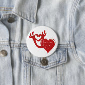 指でハートのサインを作る可愛いハート 缶バッジ (インサイチュ)